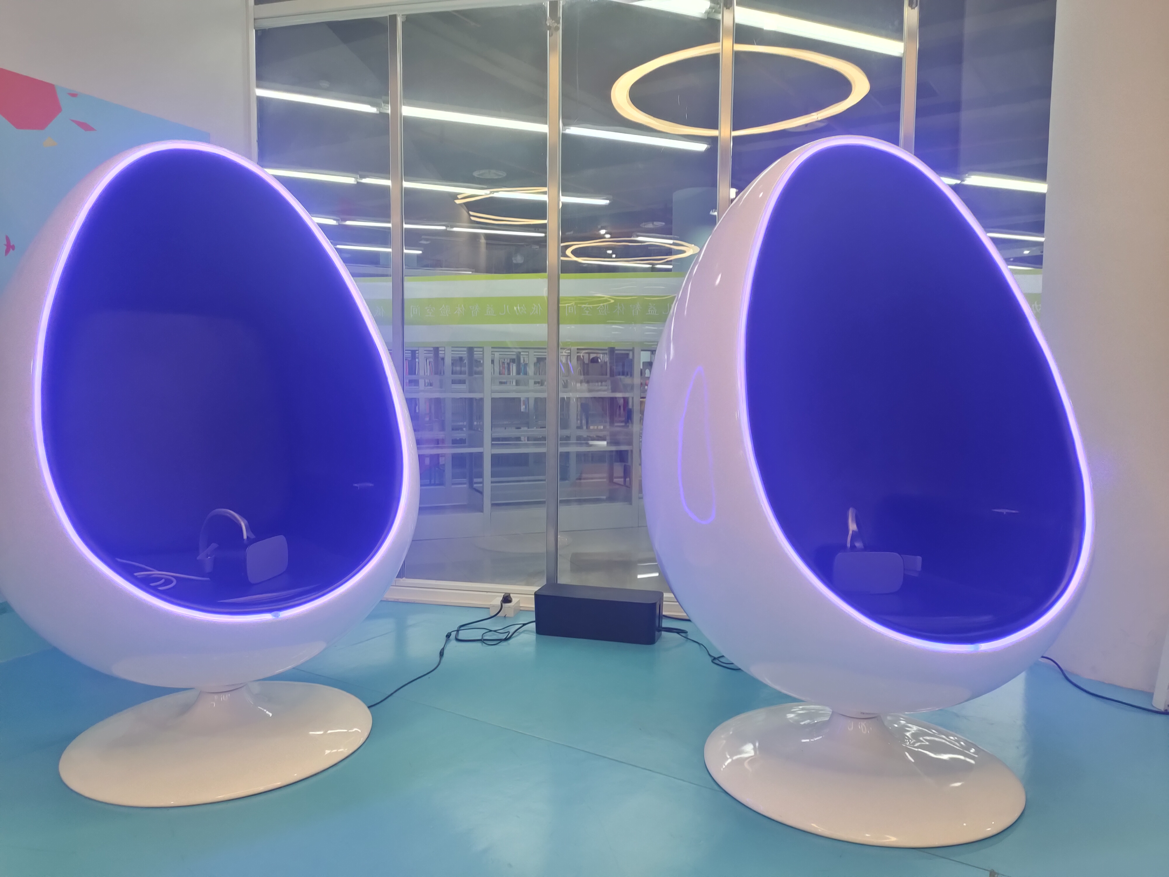 区图书馆三楼少儿借阅室的数字体验设备VR互动椅.jpg